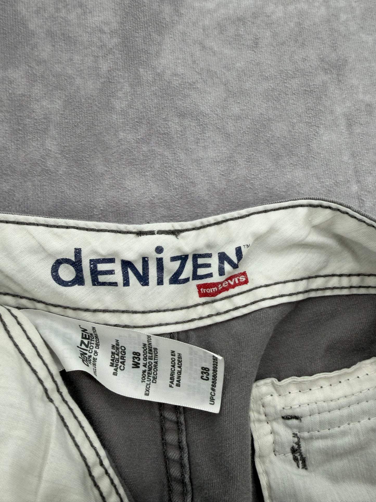 Levi’s Cargo Shorts - 38