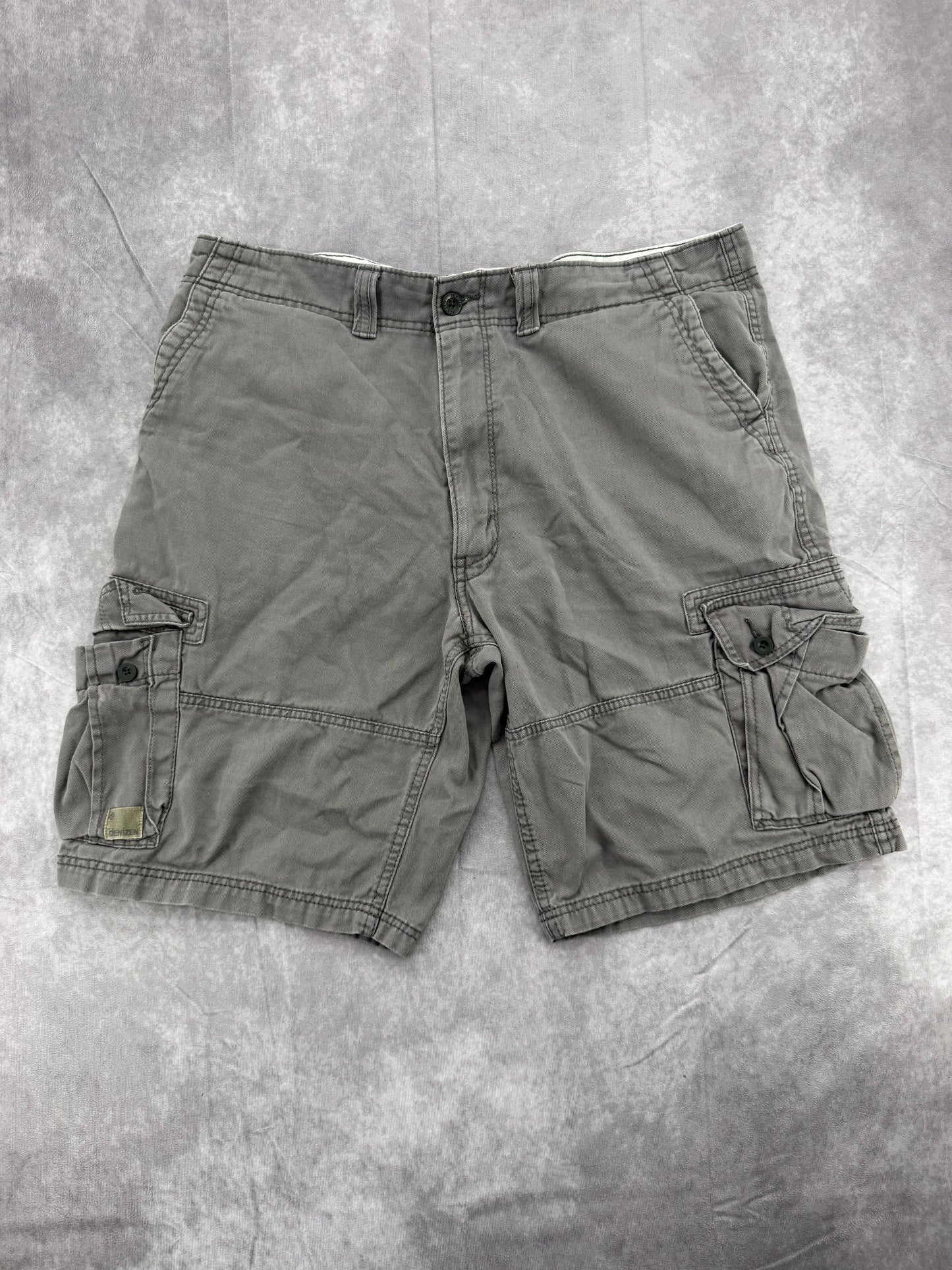 Levi’s Cargo Shorts - 38