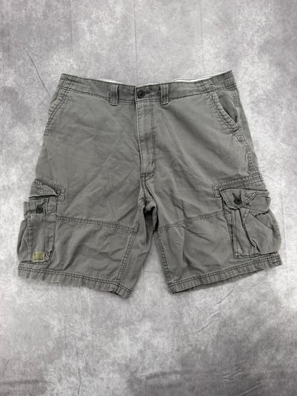 Levi’s Cargo Shorts - 38