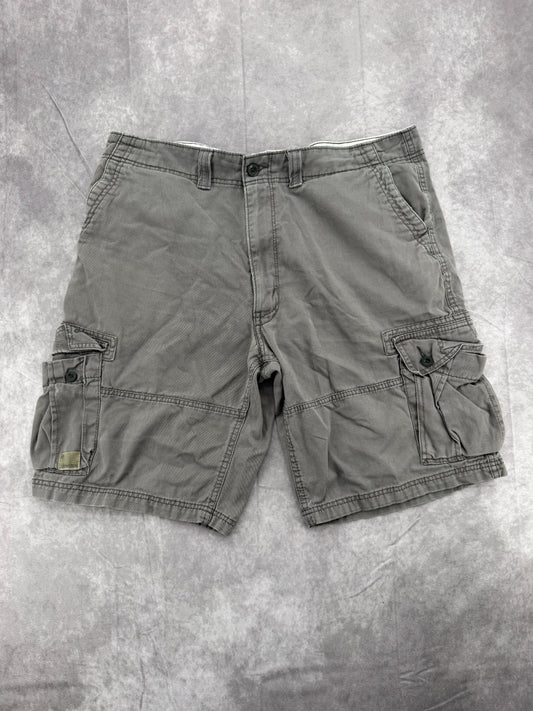 Levi’s Cargo Shorts - 38