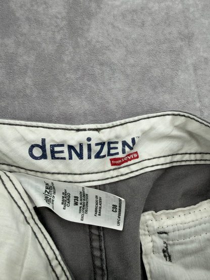 Levi’s Cargo Shorts - 38