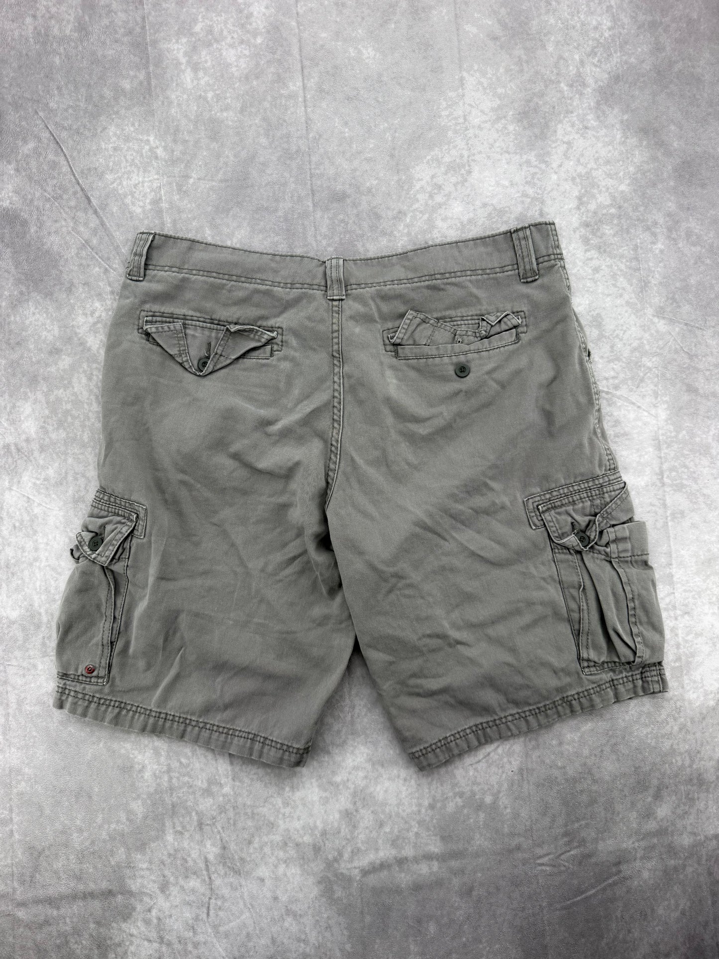 Levi’s Cargo Shorts - 38