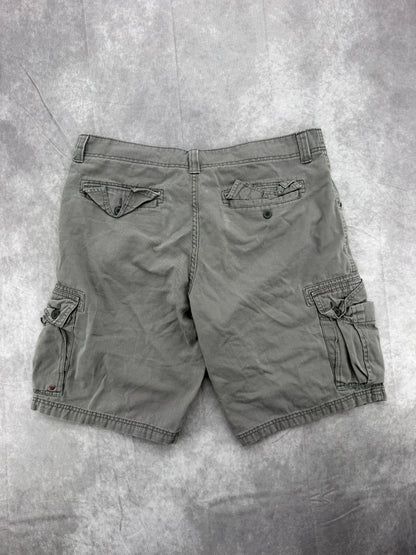 Levi’s Cargo Shorts - 38